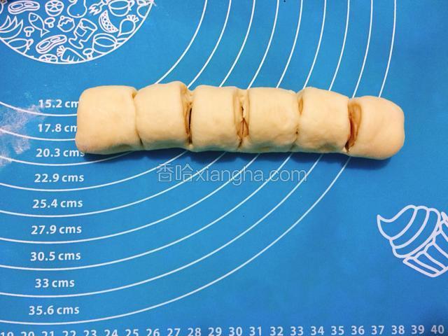 用刀在面团上平均切7刀，底部不要切断。（我这一个面团是切了5刀，这样整形出来的花样有点少，应该是切7刀的。）