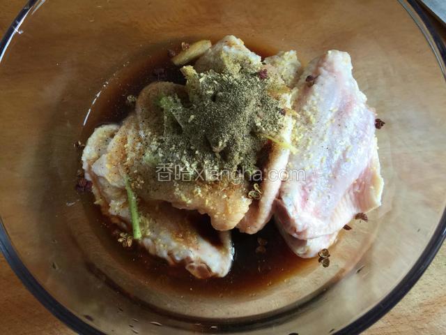 调入生抽，料酒，盐，白糖，鸡精和黑胡椒。