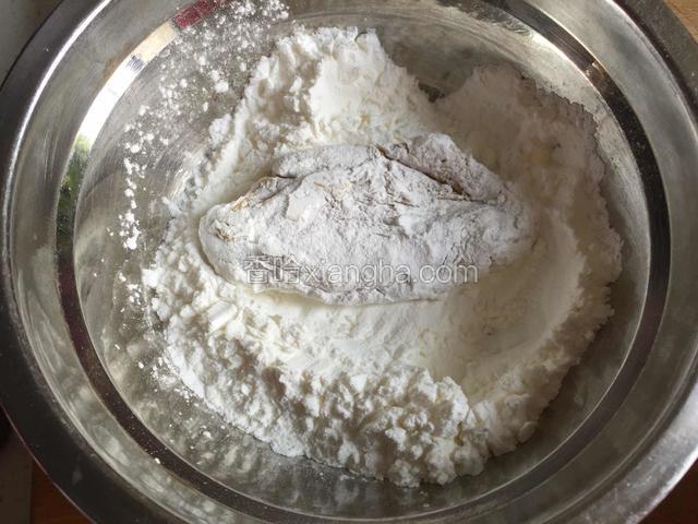 把腌好的鸡翅放到生粉里裹上一层生粉。