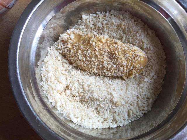 最后放到面包糠里均匀的裹上面包糠。