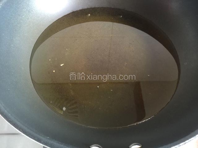 锅中放宽油烧至六成热。