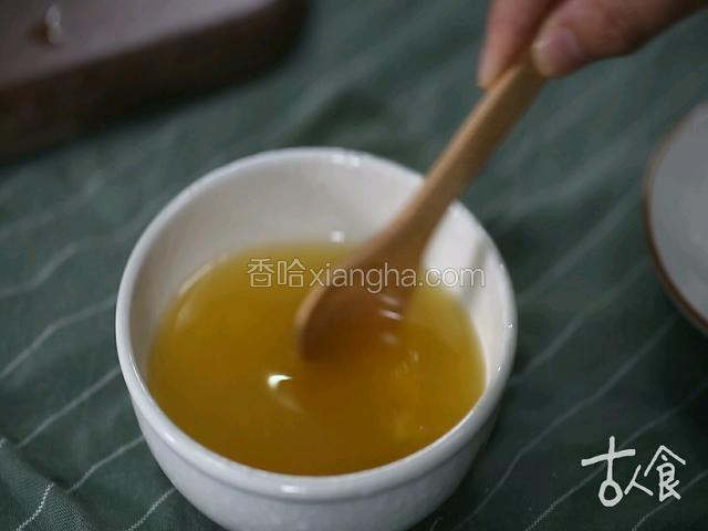 橙肉轻压倒出汁液，滤出橙汁
