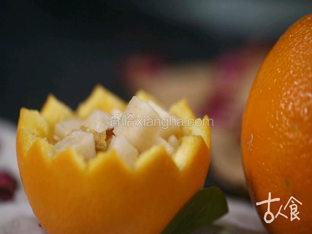 橙汁内混合两小勺苹果醋、少许食盐
