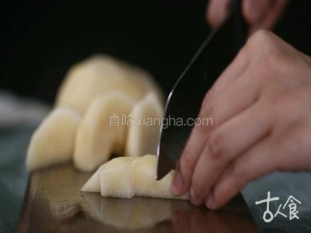 雪梨去皮、切块，放入橙底中，倒入调好的橙汁即可
