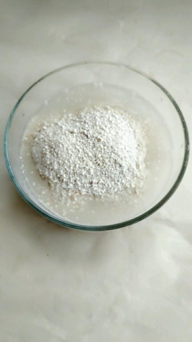 250克马蹄粉加250克清水搅拌至马蹄粉完全融化无粉粒状