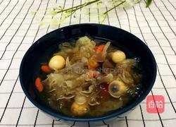 超级美味又易做的夏日饮品：桃胶皂角米雪燕银耳莲子羹的做法图解5