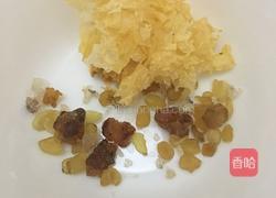 超级美味又易做的夏日饮品：桃胶皂角米雪燕银耳莲子羹的做法图解1