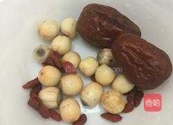 超级美味又易做的夏日饮品：桃胶皂角米雪燕银耳莲子羹的做法图解3