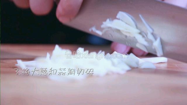 将大葱和蒜瓣切碎备用。