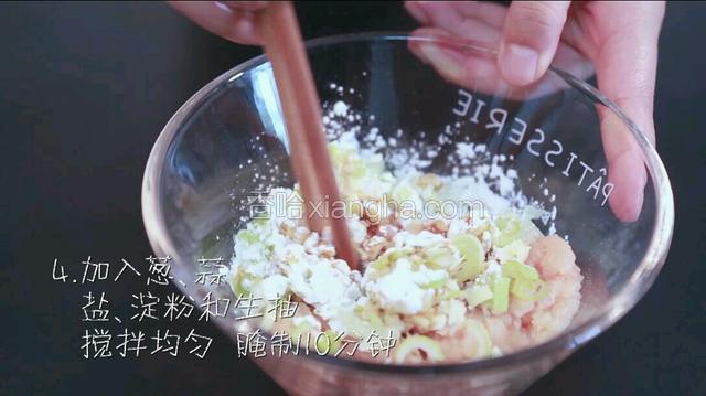 在鸡胸肉的碗中加入一半的葱末、蒜末、少量的盐和一勺淀粉以及生抽搅拌均匀，腌制10分钟。