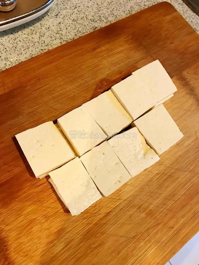 豆腐提前切片，尽量沥干水分，也可以用吸油纸辅助做这一步骤。
