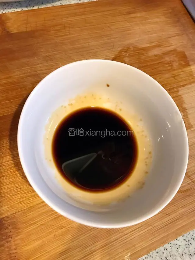 煎豆腐的同时调一碗汁，蚝油、生抽、白糖、盐搅拌均匀