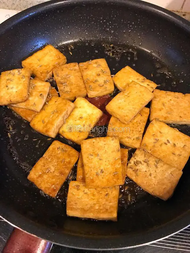 酱汁收干前撒孜然粒 