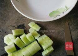 火龙果黄瓜沙拉的做法图解1