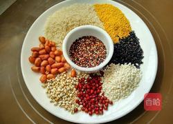 杂粮粥的做法图解1