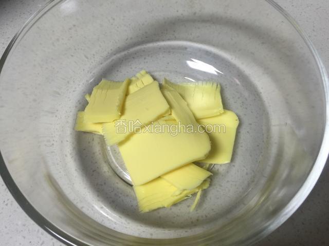 黄油提前室温软化。