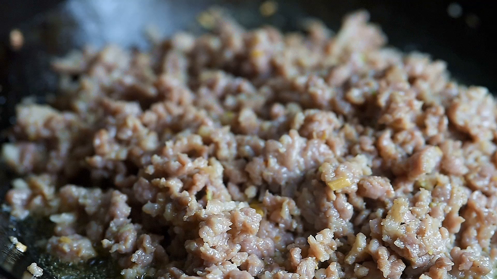 划散肉糜，炒干水分