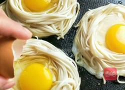 煎鸡蛋面条饼的做法图解2