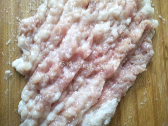 猪肉剁成肉糜