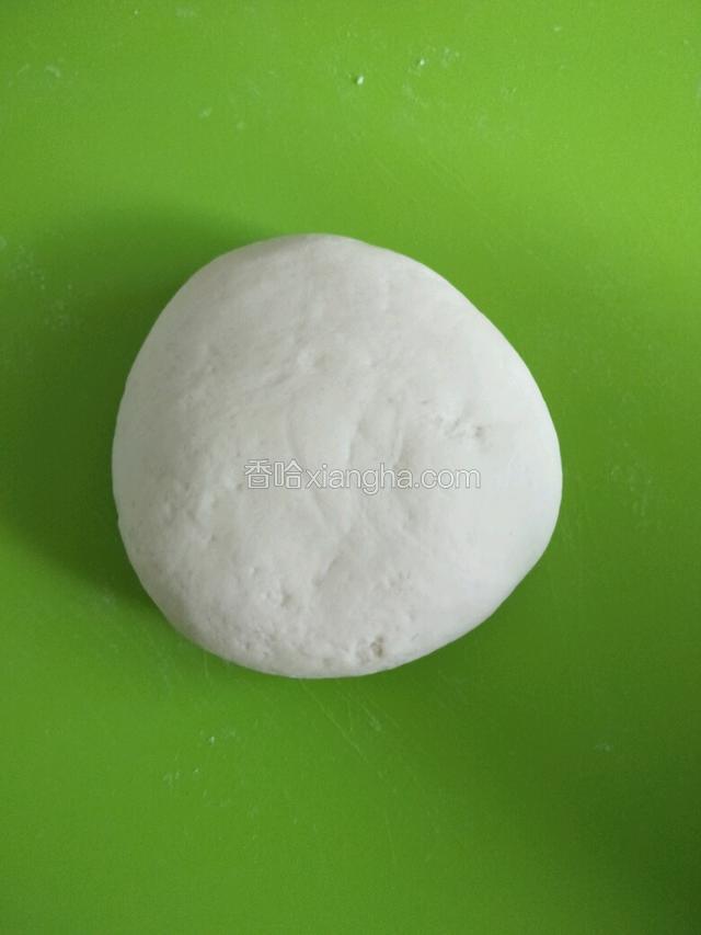 拿出撒上干面粉揉成光滑面团