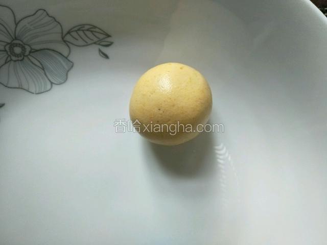 取一块面团揉成圆球