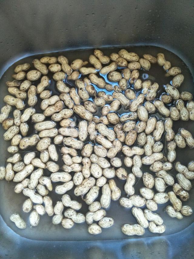 花生倒入水中泡一会洗去泥巴，多洗几次