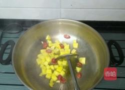 土豆腊肠焖饭的做法图解3