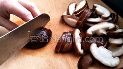 肉丝炒双菌的做法图解2