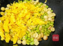 青豆莲子烩鸡蛋的做法图解3