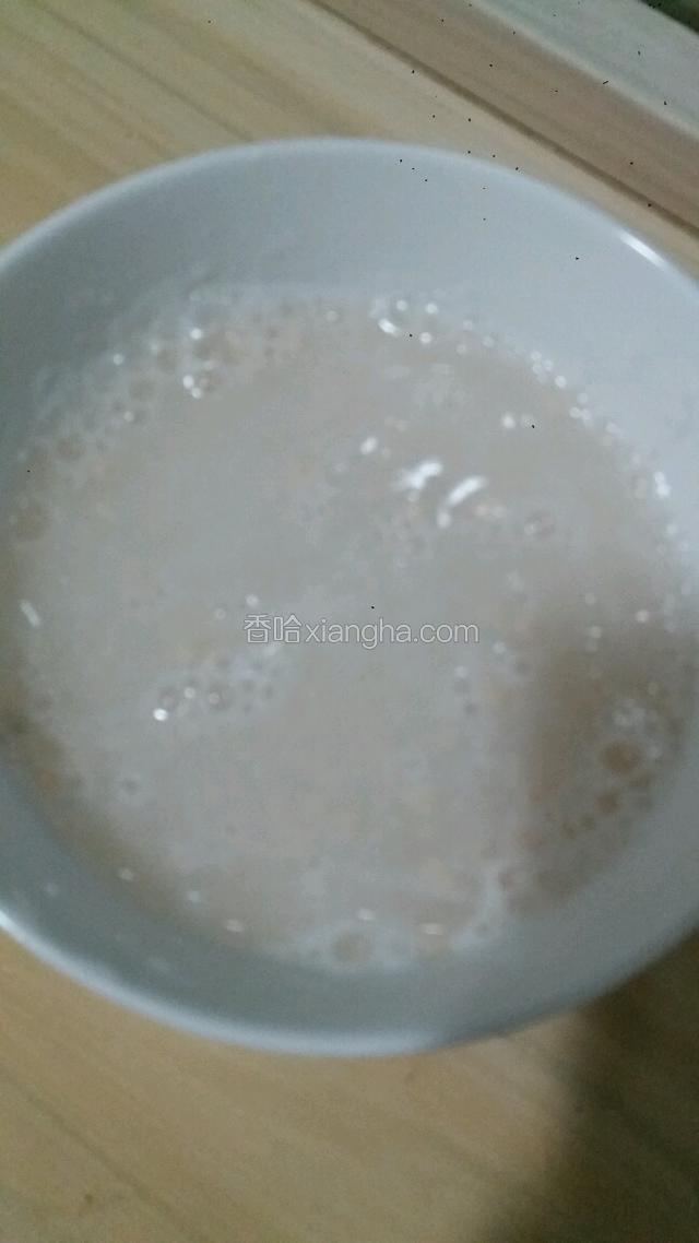 泡打粉 盐 装在一个碗里加温水融化