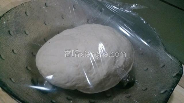 盖上保鲜膜醒半小时