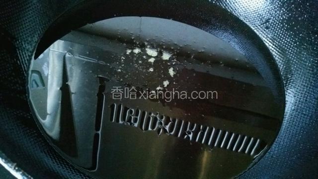 热锅凉油油温7~8成热放入麻花，不好意思忘记拍下炸麻花的过程