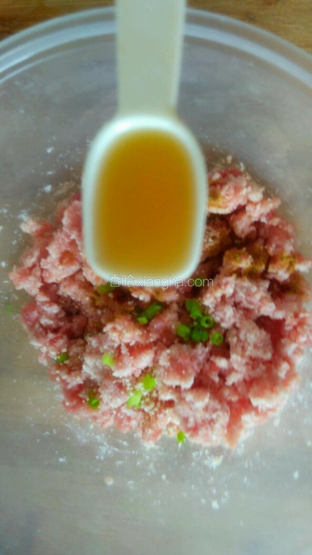 加入一小勺香油，适量的食用油条