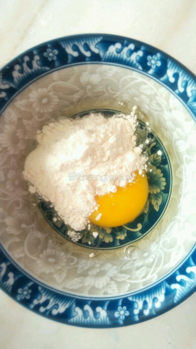 加入淀粉，面粉，泡打粉