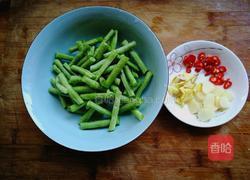 干煸豇豆炒肉片的做法图解1