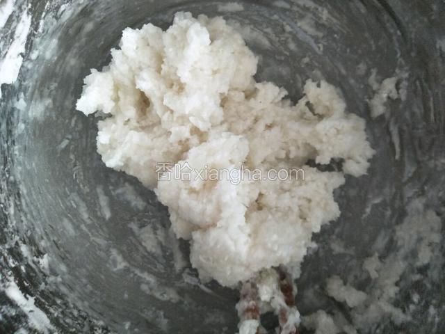 用刚烧开的水把淀粉搅拌均匀