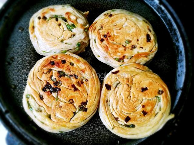 这时将饼胚放入提前预热好的电饼档里，烙至两面焦黄之后就可以出锅了