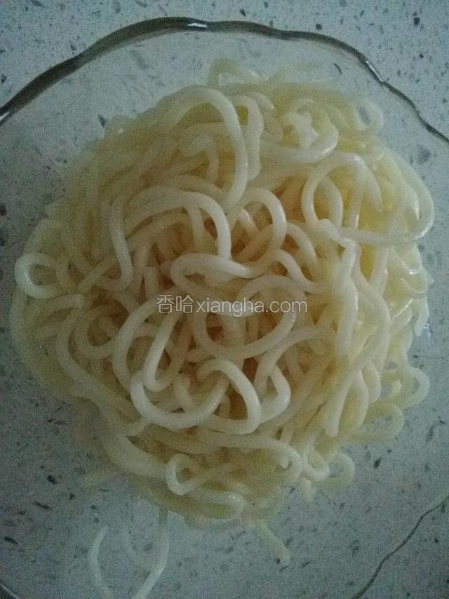 手擀面煮沸，煮熟，过凉水，控干