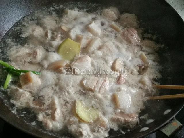 大火加料酒焯水，去除血沫
