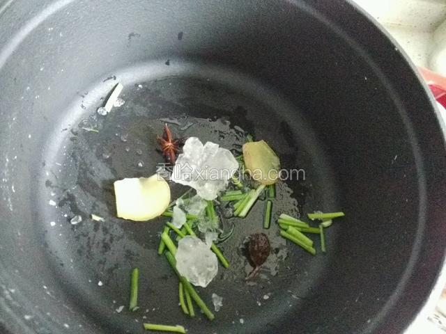 锅内下入葱姜，大料，草果，冰糖翻炒