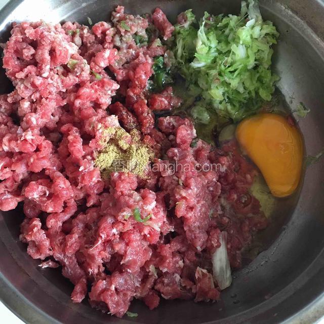 将驴肉条和大葱用绞肉机绞碎，打入鸡蛋，放入除盐之外的所有调料，顺一个方向搅拌均匀。
