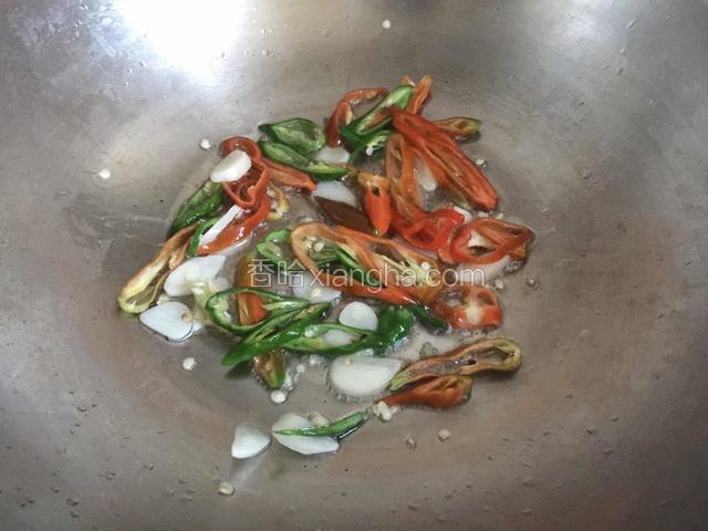 放入辣椒丝煸炒两下。