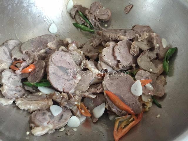 放入牛肉片翻炒片刻。