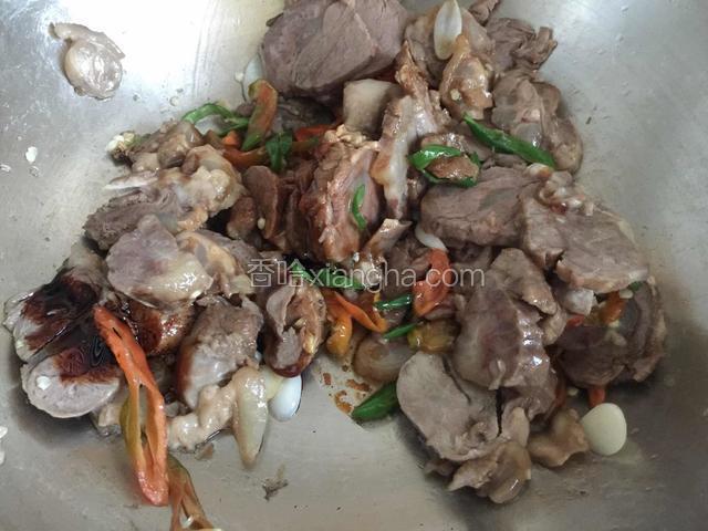 放入生抽老抽调味。