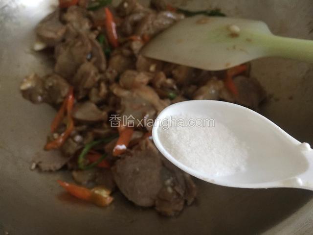 放盐调味，炒匀出锅，装盘撒葱末。