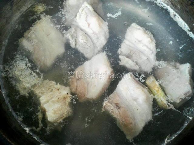 把肉烧致沸腾，出沫，把沫子撇去