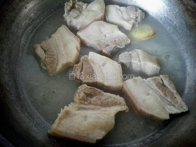把肉煮的用筷子插的进去即可