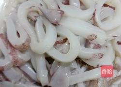 荷兰豆炒鱿鱼的做法图解1