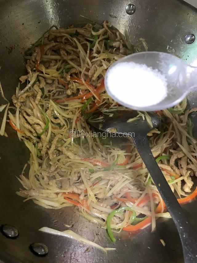 调入适量的盐翻炒均匀即可。