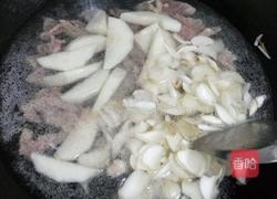 雪梨百合瘦肉汤的做法图解3